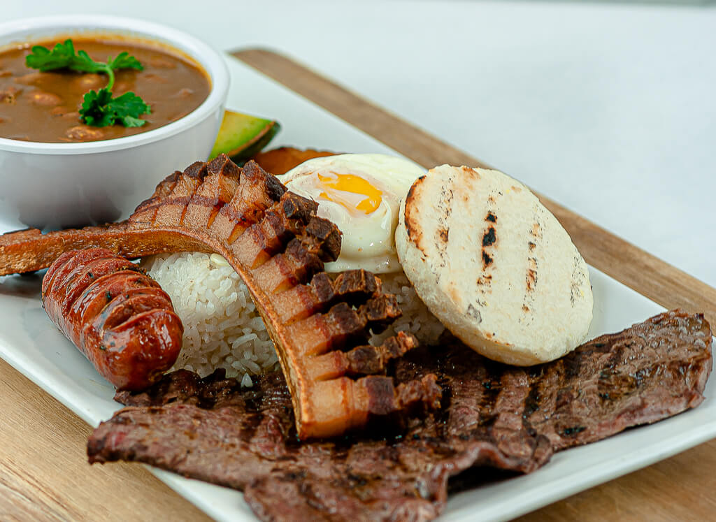 experiencia gastronomica con bandeja paisa orlando